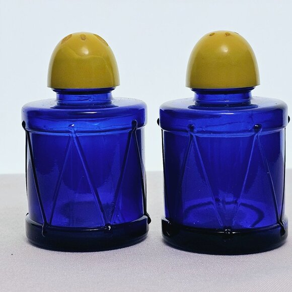 Hazel Atlas Drums Salt Pepper Shakers Cobalt Glass blue 3" yellow lid vtg - Picture 2 of 8